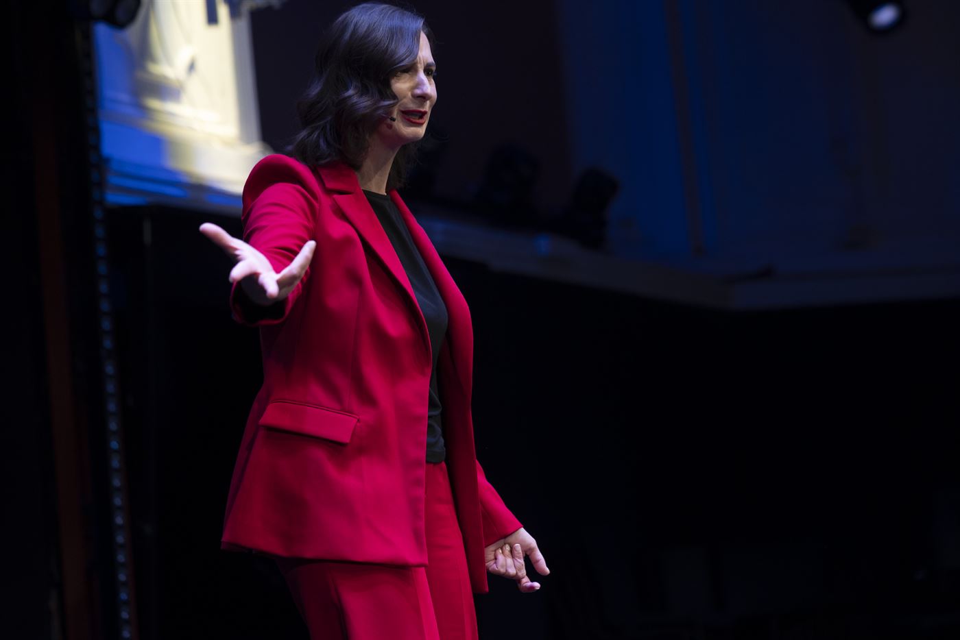 Eva Buttazoni in Bewegung auf der Bühne